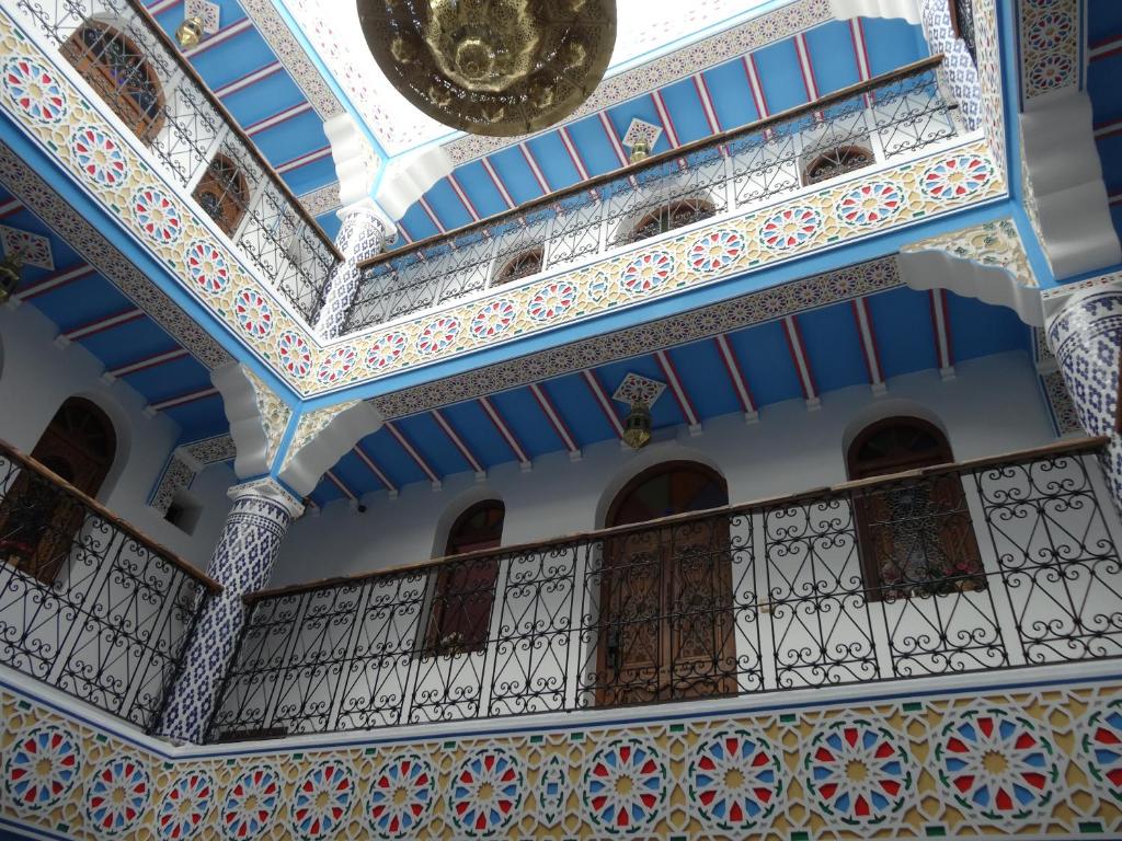 un plafond d'un bâtiment bleu et blanc dans l'établissement Palacio Del Sol, à Chefchaouen