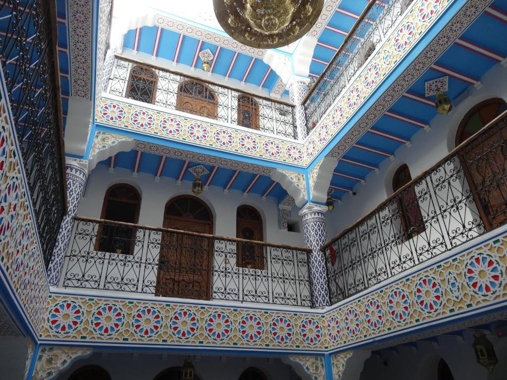 - une vue sur le plafond d'une mosquée dans l'établissement Palacio Del Sol, à Chefchaouen