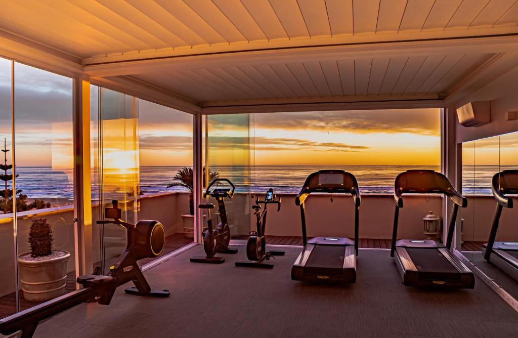 - une salle de sport avec vue sur l'océan dans l'établissement Hotel Cristallo, à Giulianova 47 autres photos