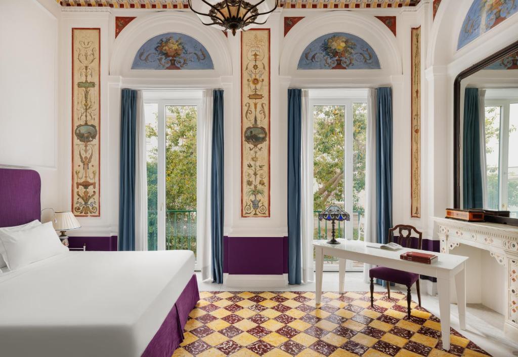 une chambre avec un lit, un bureau et des fenêtres dans l'établissement Bellevue Syrene, à Sorrente 77 autres photos