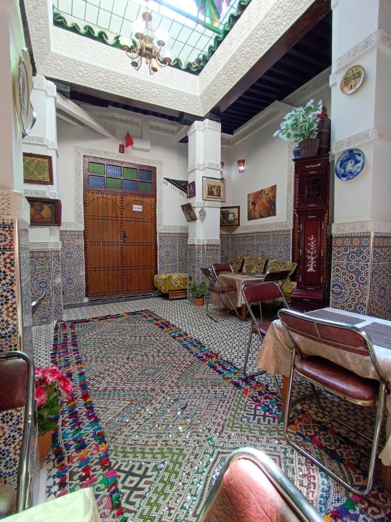 une chambre avec un tapis au sol dans un bâtiment dans l'établissement Riad Basma Fes - Tranquil Getaway, à Fès