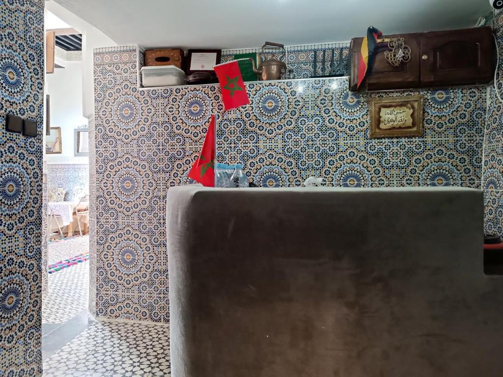 - une cuisine avec un comptoir dans une pièce dans l'établissement Riad Basma Fes - Tranquil Getaway, à Fès