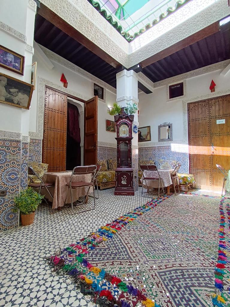 Cette chambre dispose d'une horloge et d'un tapis. dans l'établissement Riad Basma Fes - Tranquil Getaway, à Fès