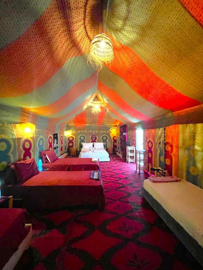 Cette grande chambre dispose de deux lits et d'un plafond éclairé. dans l'établissement Riad dar Assou, à Marrakech