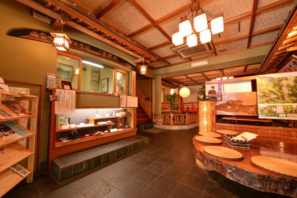 - un restaurant avec un comptoir et des toilettes dans la chambre dans l'établissement Togakubo, à Isehara 37 autres photos
