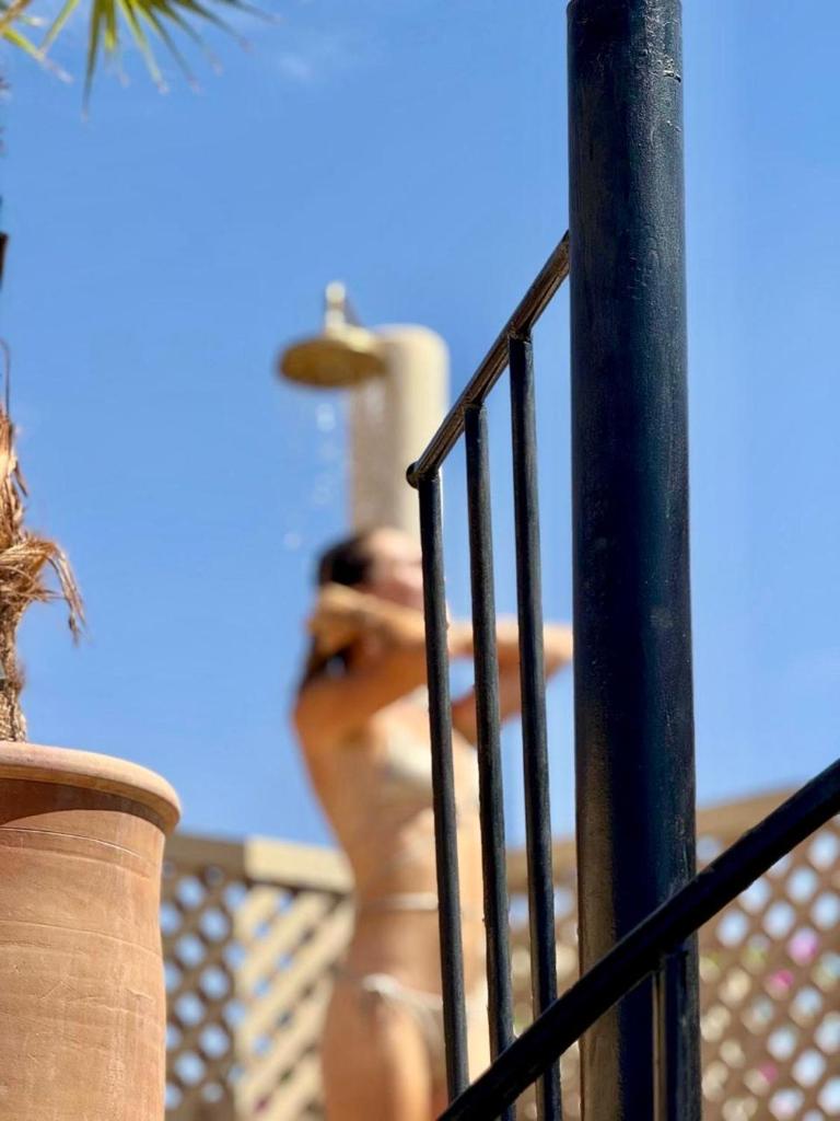 une clôture avec des vases et un portail avec dans l'établissement Riad Dollar Des Sables & Spa, à Marrakech