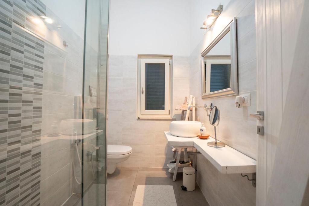 une salle de bain avec toilettes, lavabo et douche dans l'établissement Villa Michaela con piscina privata e vista mare, à Capo Vaticano 42 autres photos