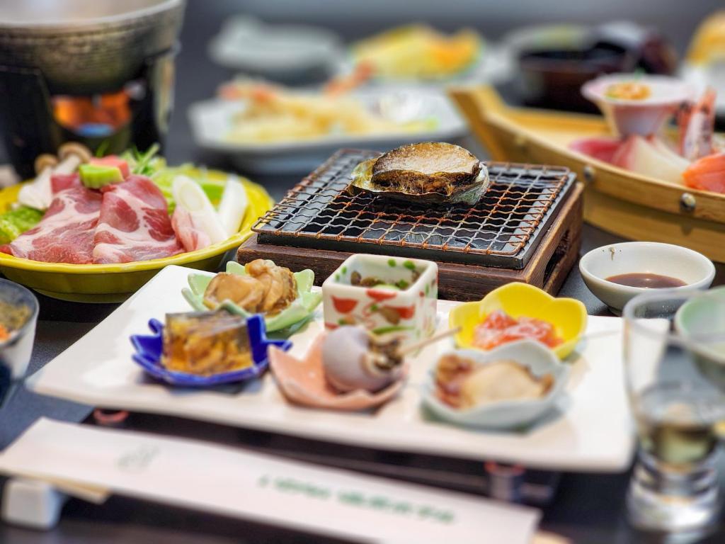 une assiette de nourriture avec un sandwich sur un gril dans l'établissement Iwanai Kogen Hotel, à Iwanai