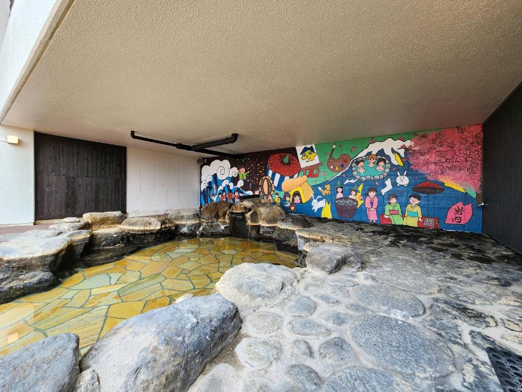 une chambre avec un tableau sur le mur dans l'établissement Iwanai Kogen Hotel, à Iwanai