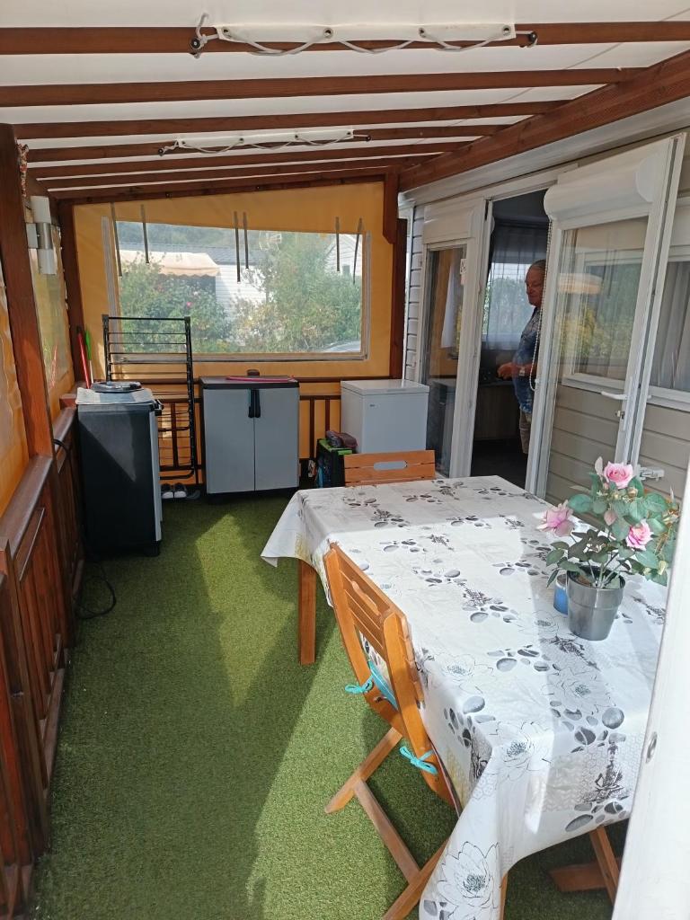une salle à manger avec une table et un balcon dans l'établissement Le petit paradis, à Fréjus