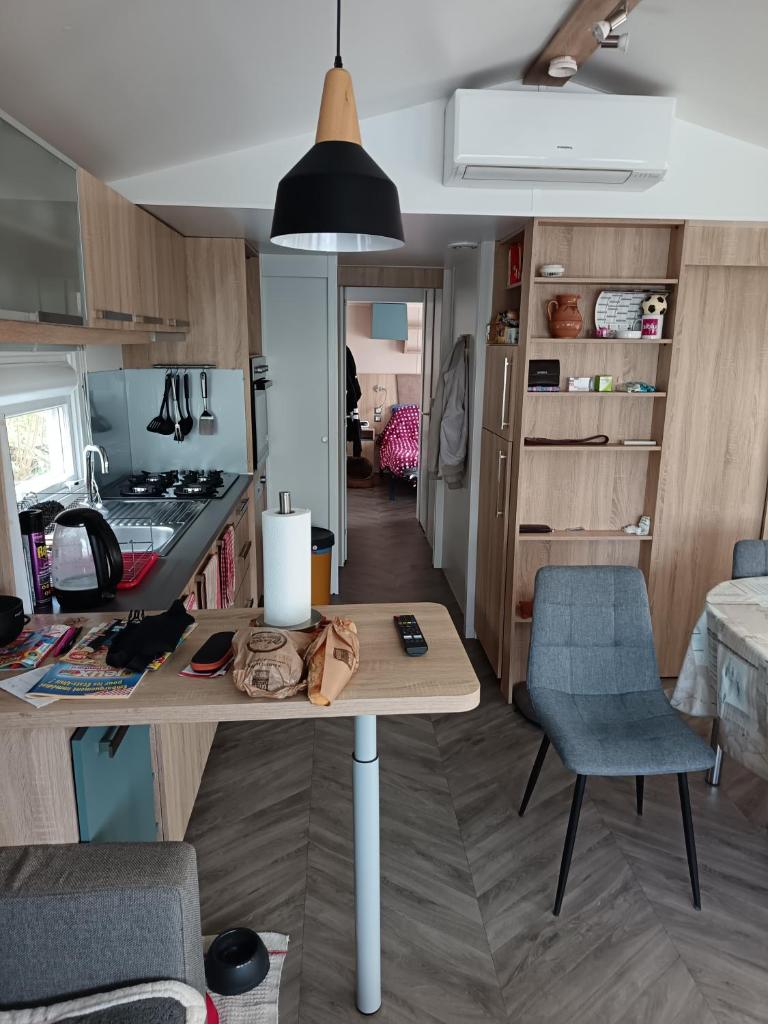 une cuisine avec une table et des chaises dans une pièce dans l'établissement Le petit paradis, à Fréjus 3 autres photos