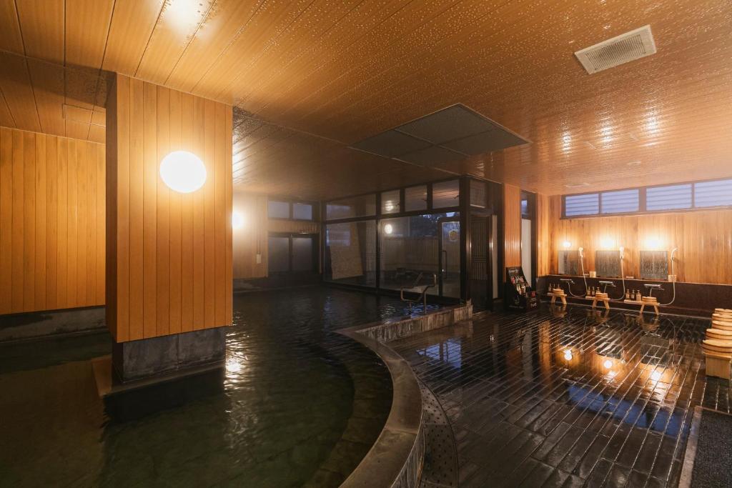 un hall d'entrée avec une piscine au milieu d'un immeuble dans l'établissement Ureshino Motoyu, à Ureshino 87 autres photos