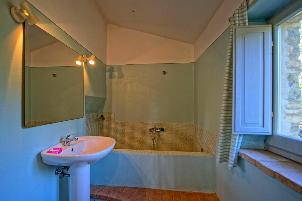 une salle de bain avec un lavabo et une baignoire dans l'établissement Villa Gualchiere by PosarelliVillas, à San Casciano dei Bagni 22 autres photos