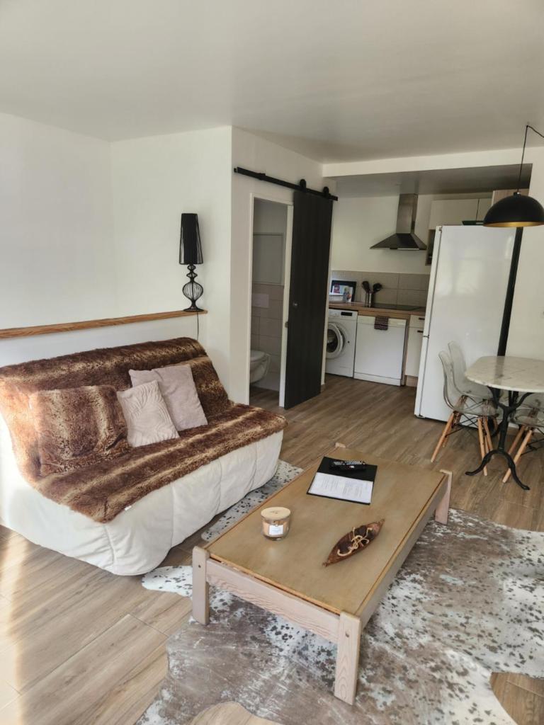 Agréable appartement rénové situé dans les hauteurs de Brides