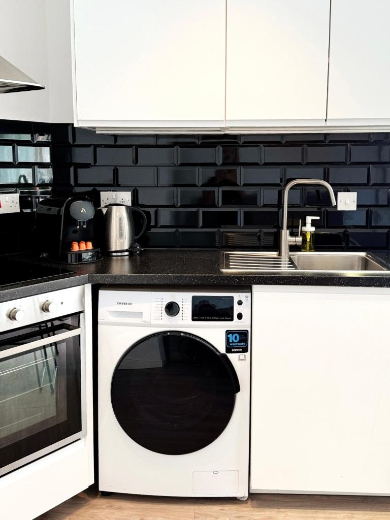 Grand Central House - Classic Two Bedroom - GibraltarStay Apartments 5