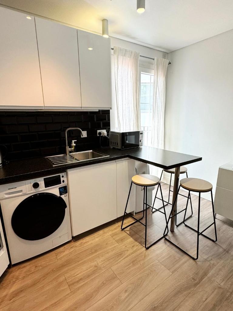 Grand Central House - Classic Two Bedroom - GibraltarStay Apartments 4