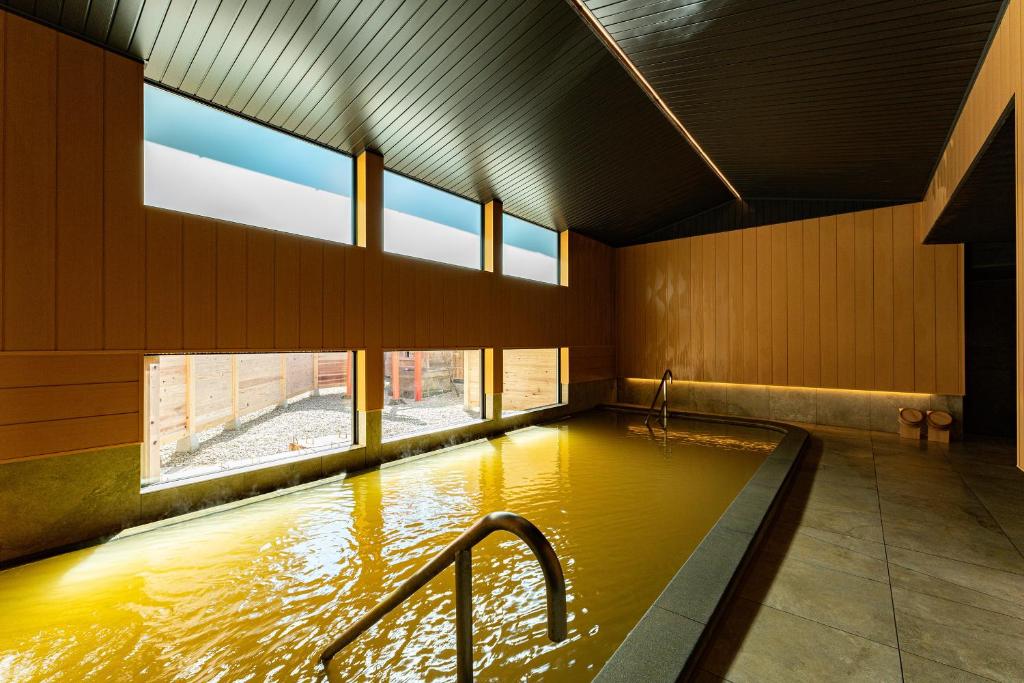une grande piscine d'eau dans un bâtiment dans l'établissement Chigira Jinsentei, à Shibukawa