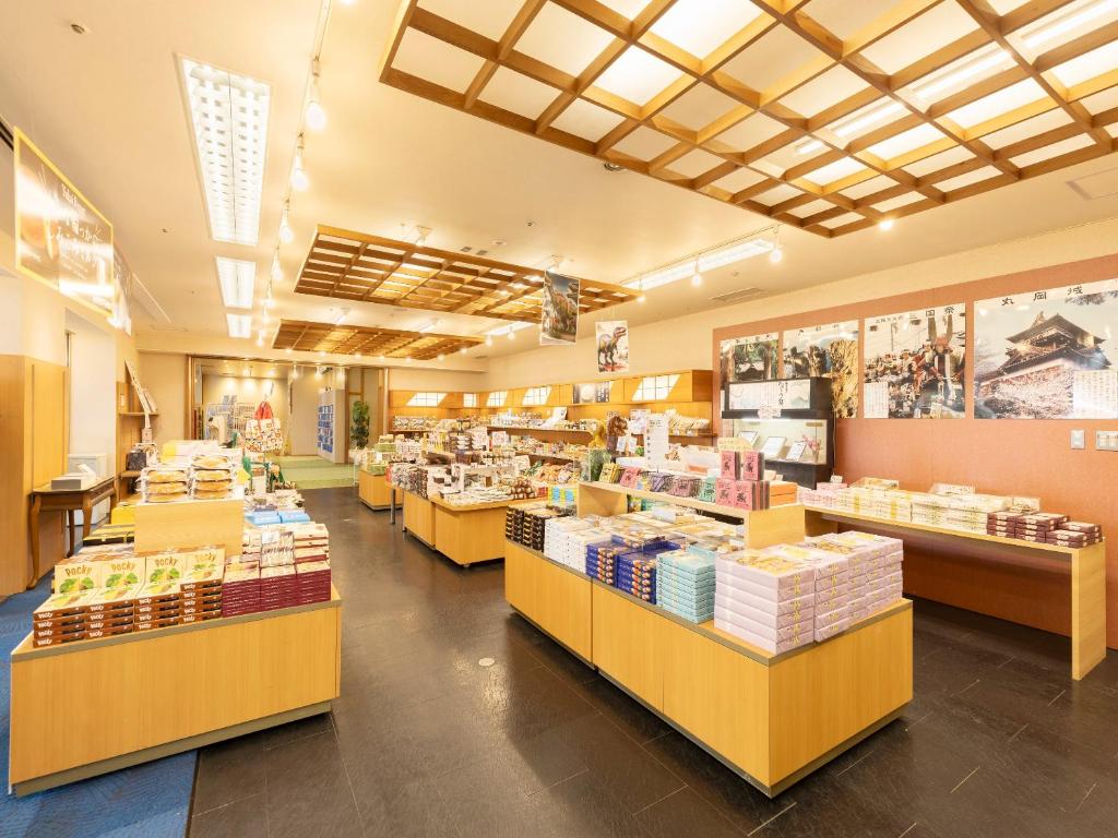 un magasin avec plusieurs comptoirs avec des produits exposés dans l'établissement Ooedo Onsen Monogatari Premium Seiunkaku, à Awara