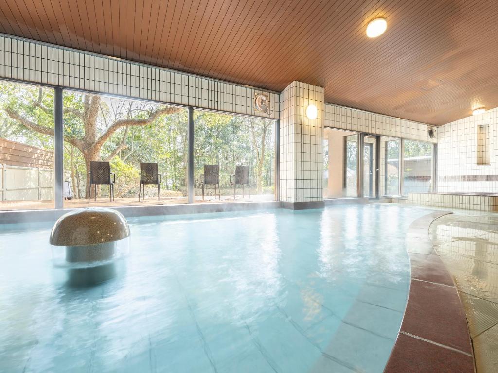 - une piscine avec un ballon au milieu dans l'établissement Ooedo Onsen Monogatari Premium Seiunkaku, à Awara