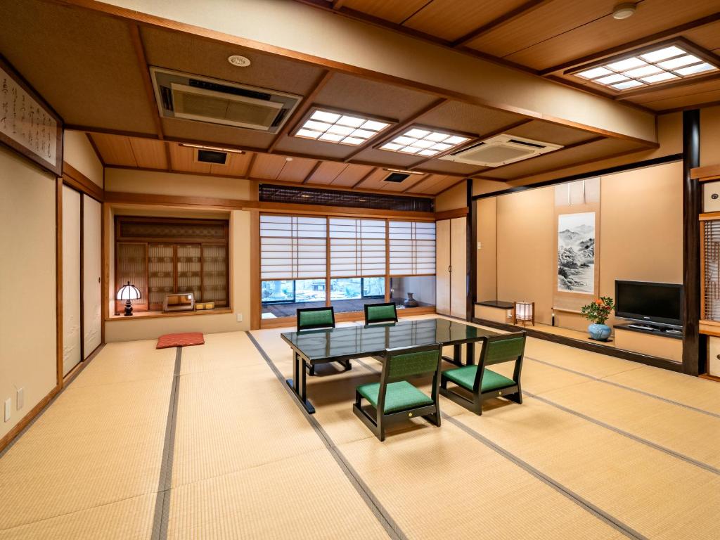 une pièce vide avec une table et des chaises dans l'établissement Hotel Fukiageso, à Kagoshima