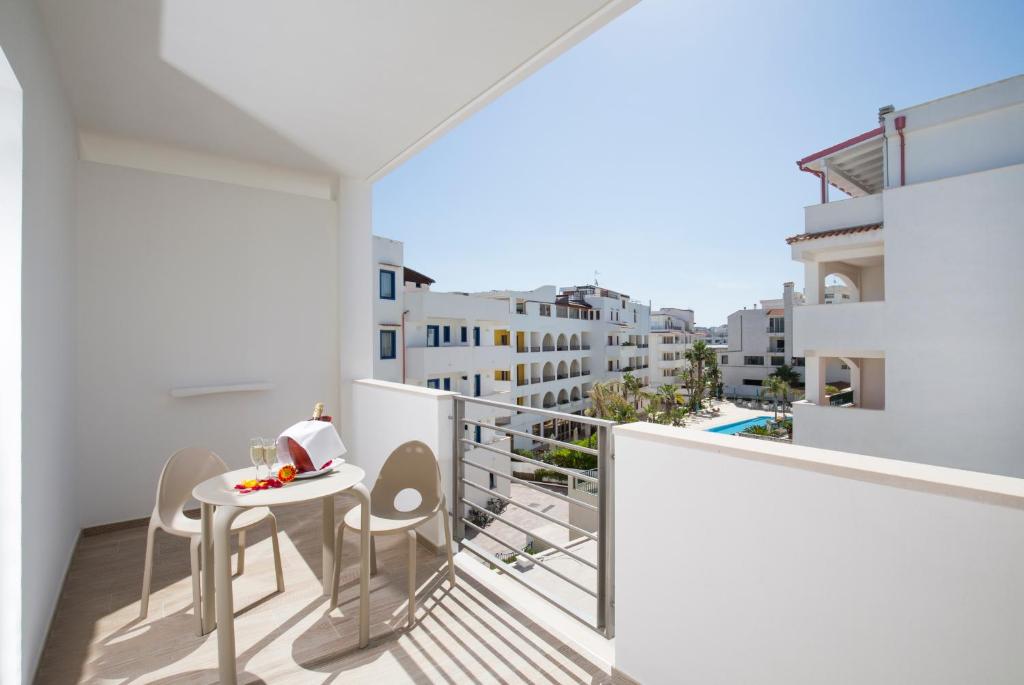 un balcon avec une table et des chaises et une vue dans l'établissement Forte 2 Hotel, à Vieste