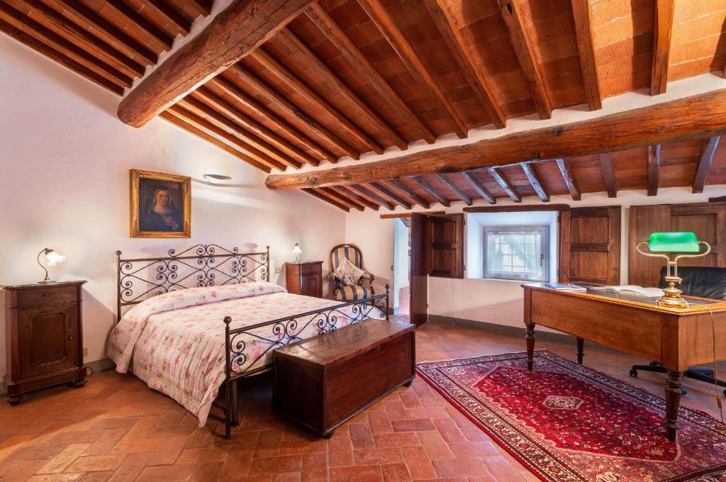 une chambre avec un lit et un piano dans l'établissement Villa La Canonica Di Pietrafitta, à Castellina in Chianti 40 autres photos