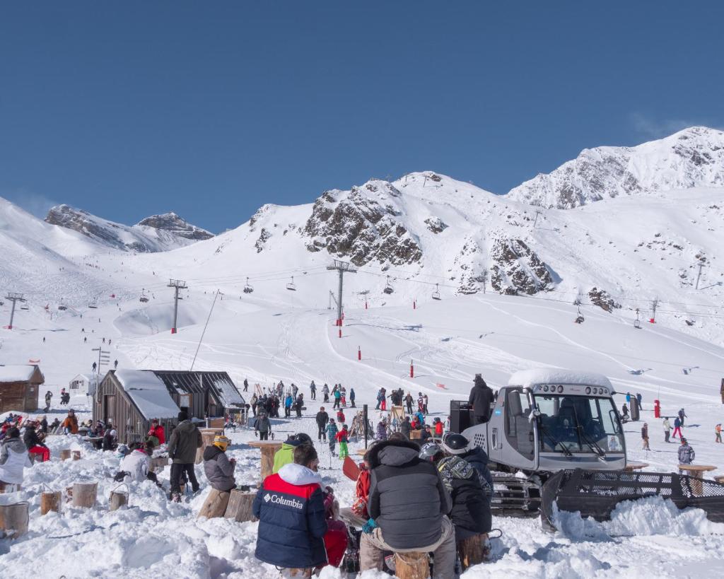 un groupe de personnes sur une piste de ski dans la neige dans l'établissement Auberge de Piau, à Aragnouet