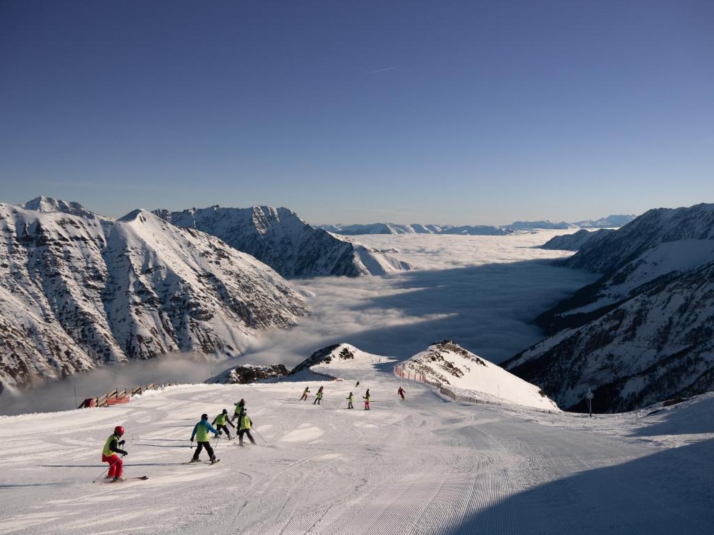 un groupe de personnes skier sur une montagne enneigée dans l'établissement Auberge de Piau, à Aragnouet