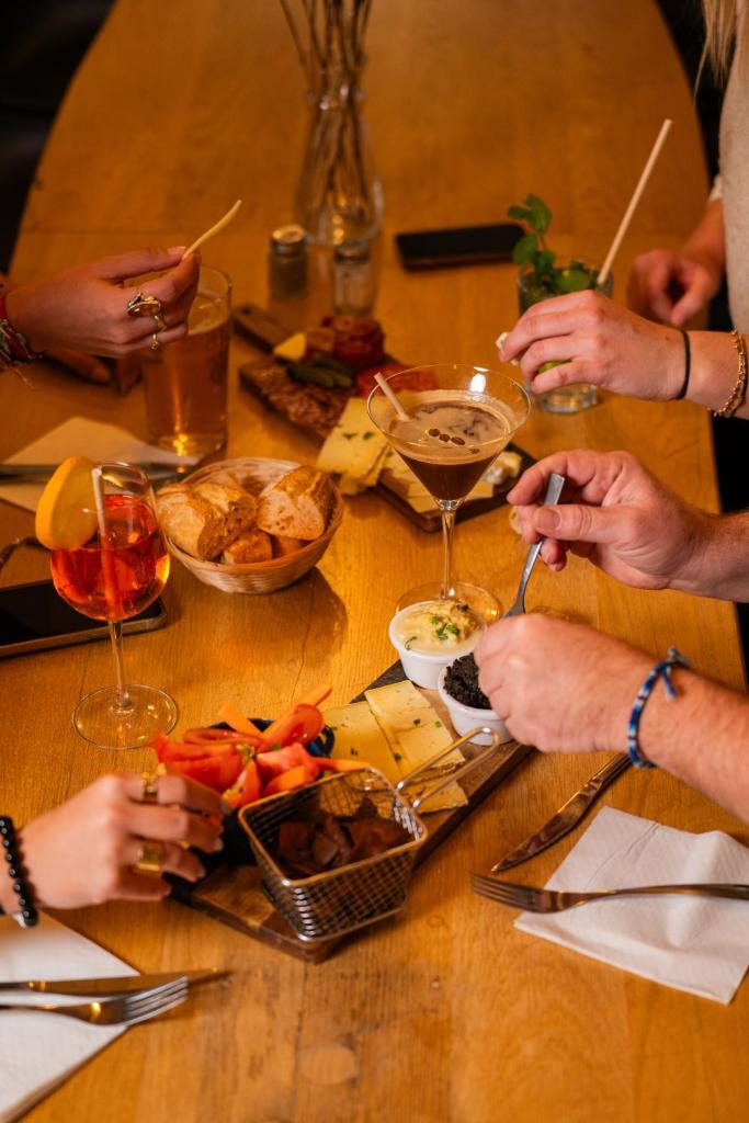 un groupe de personnes assises autour d'une table en train de manger dans l'établissement Auberge de Piau, à Aragnouet