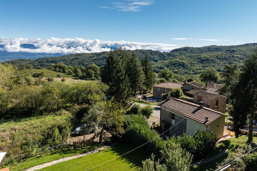 une vue aérienne sur une petite maison dans un champ dans l'établissement Chianti Villa Chicco, piscina privata, ampio giardino, BBQ e parcheggio, à Greve in Chianti