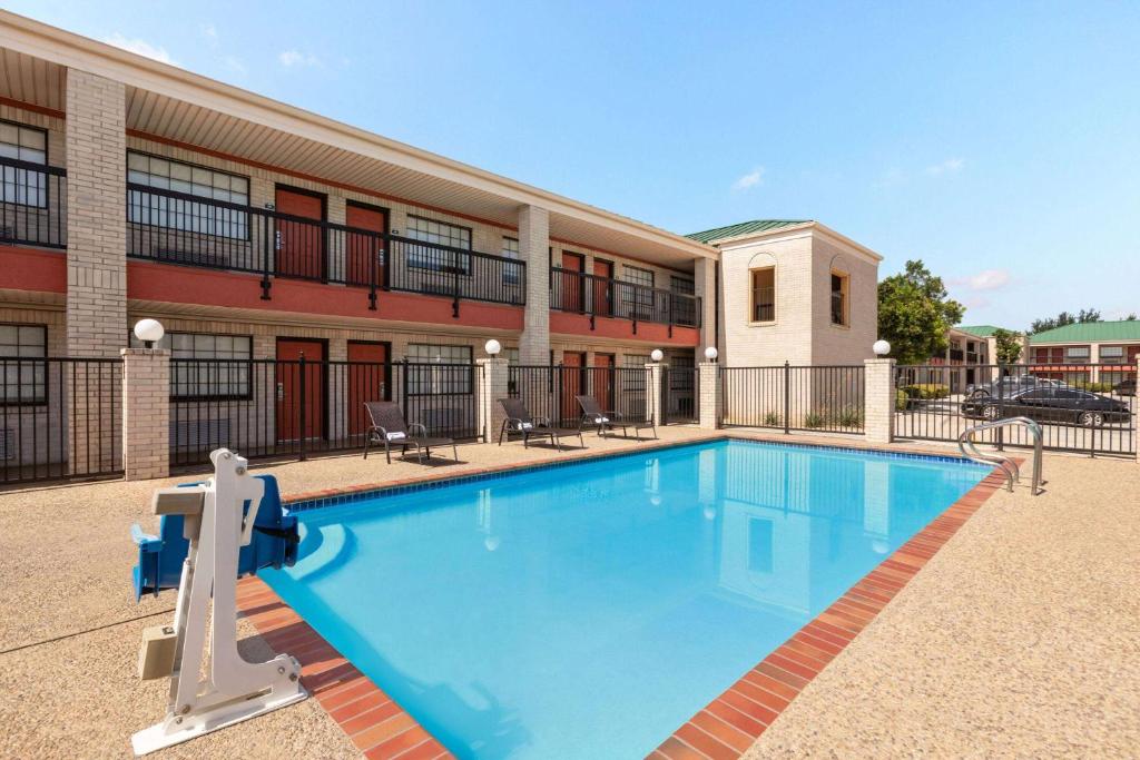 Days Inn by Wyndham San Antonio Near Fiesta Park Image