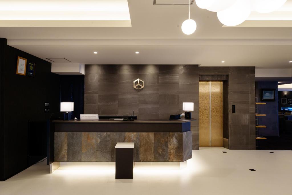 un hall avec un bar dans un bâtiment dans l'établissement Hita Onsen Kizantei Hotel, à Hita 37 autres photos