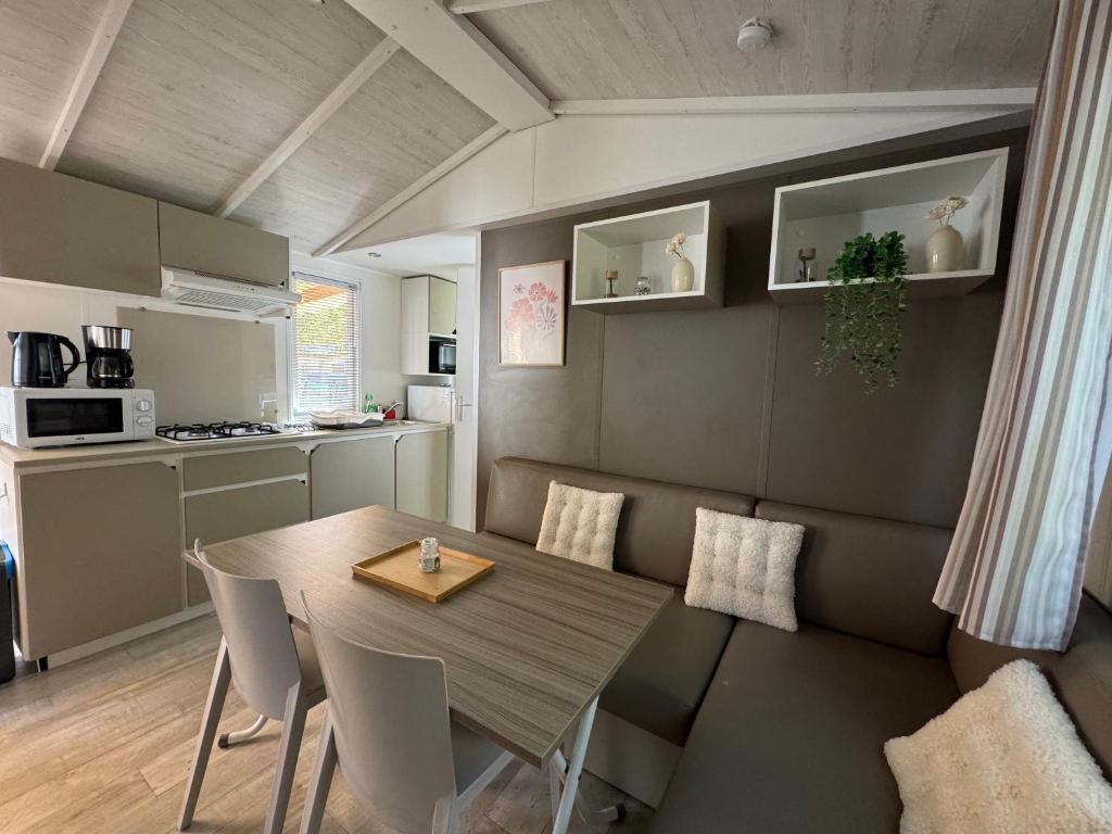 un salon avec une table et un canapé dans l'établissement Bungalow les Embruns, à Lège-Cap-Ferret