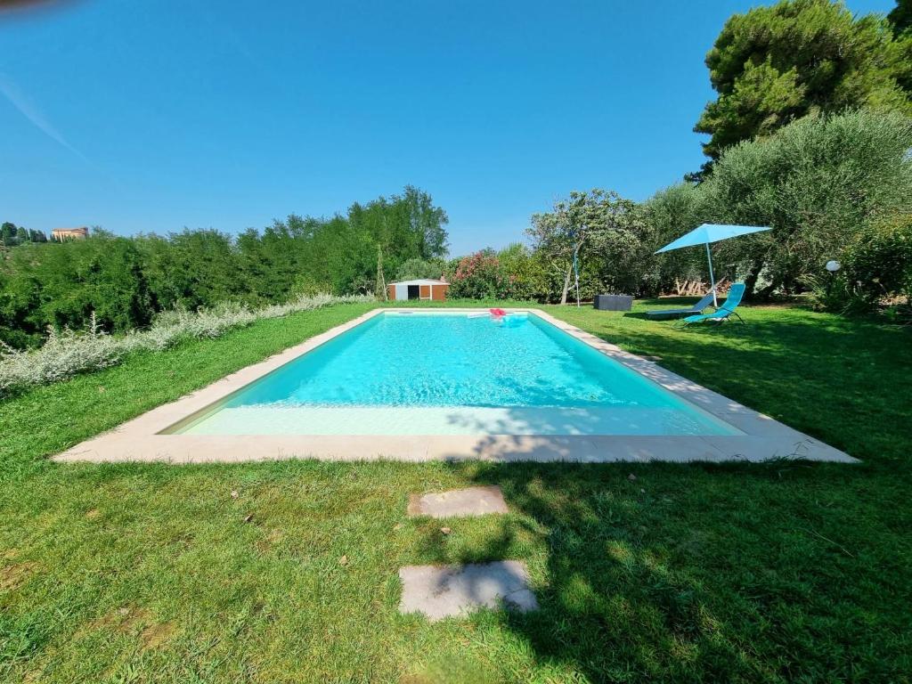 une piscine au milieu d'une cour dans l'établissement Villa Lorenzana, à Lorenzana