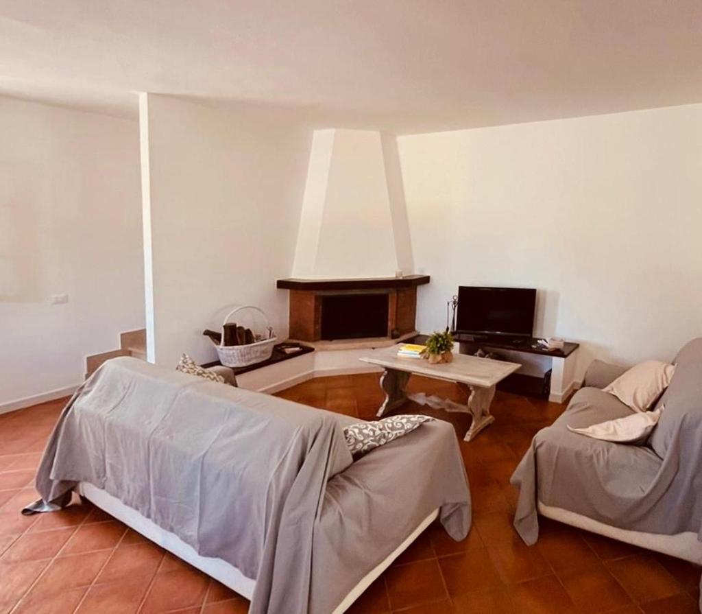 un salon avec un canapé et une table dans l'établissement Villa Lorenzana, à Lorenzana