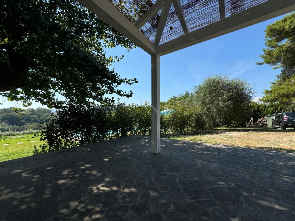 un pavillon avec un poteau au milieu d'une cour dans l'établissement Villa Lorenzana, à Lorenzana