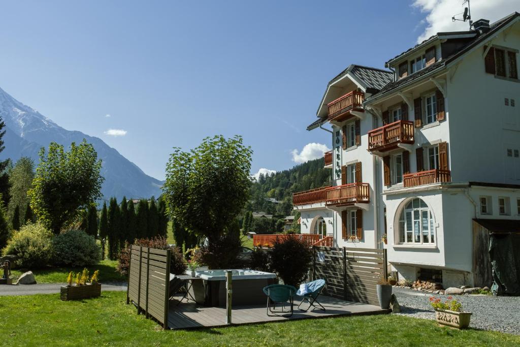 une maison avec un bain à remous dans la cour dans l'établissement Chalet Hôtel La Sapinière, à Chamonix-Mont-Blanc