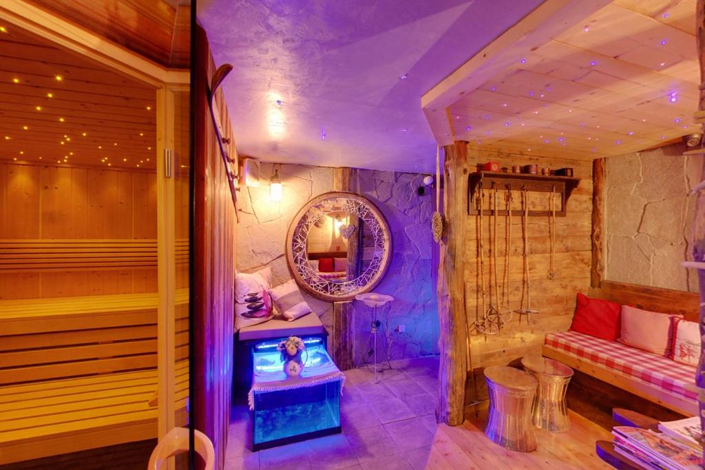 Cette chambre comprend un sauna avec un banc et un miroir. dans l'établissement Logis Hôtel et Spa Le Christiania, à La Salle Les Alpes
