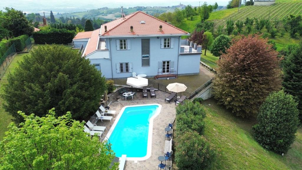 une vue aérienne d'une maison avec piscine dans l'établissement Splendid Villa Magna with Pool and Park - Langhe Hills, à Govone
