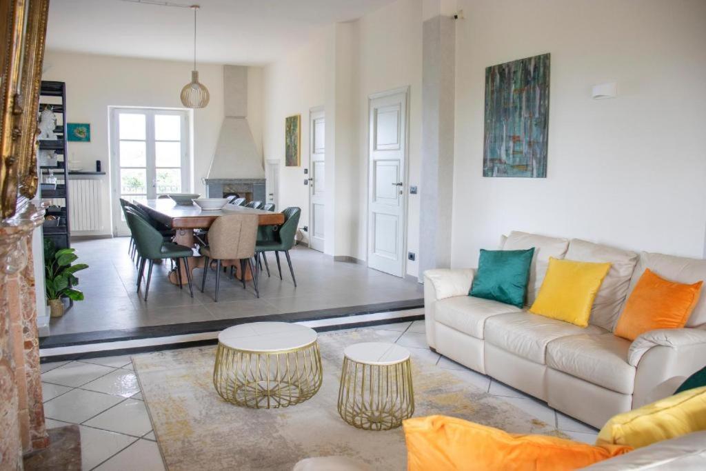 un salon avec un canapé et une table dans l'établissement Splendid Villa Magna with Pool and Park - Langhe Hills, à Govone