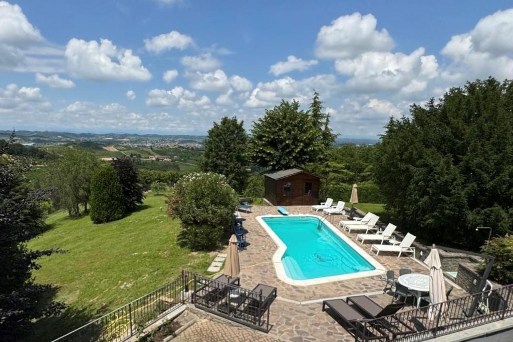une image d'une piscine dans une cour dans l'établissement Splendid Villa Magna with Pool and Park - Langhe Hills, à Govone
