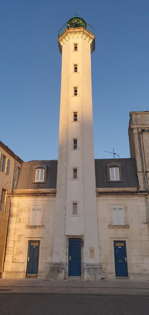 Photo de la galerie de l'établissement Hébergement insolite pour couple idéalement situé en centre ville, à La Rochelle