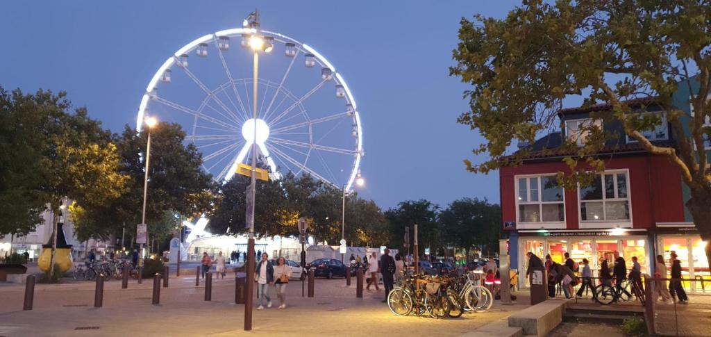 Photo de la galerie de l'établissement Hébergement insolite pour couple idéalement situé en centre ville, à La Rochelle