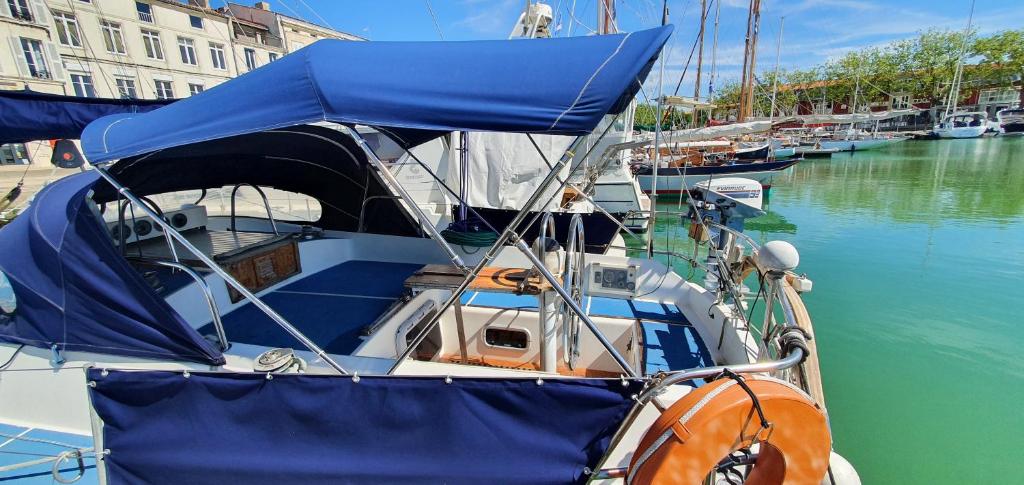 Photo de la galerie de l'établissement Hébergement insolite pour couple idéalement situé en centre ville, à La Rochelle