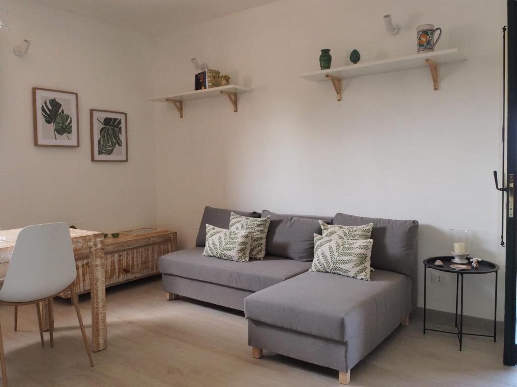 un salon avec un canapé et une table dans l'établissement Ai Demani, Pollina Villa con piscina, à Pollina