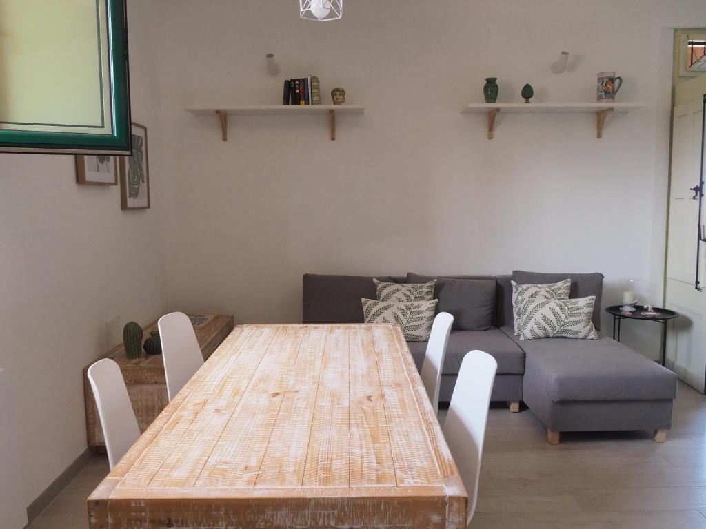 un salon avec une table en bois et un canapé dans l'établissement Ai Demani, Pollina Villa con piscina, à Pollina