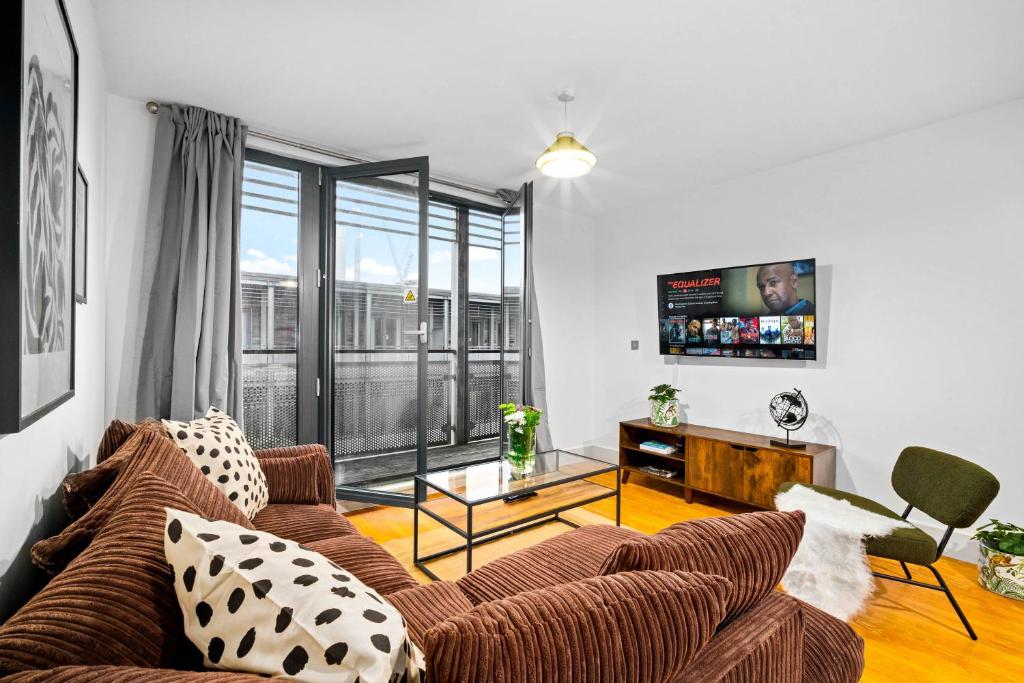 2-Bedroom Apartment in Heart of the City - China Town - Balcony - Secure Parking Included 48A 1