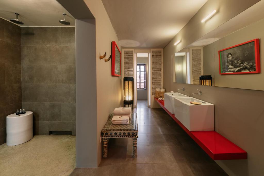 une salle de bain avec deux lavabos et une baignoire dans l'établissement Riad Due, à Marrakech