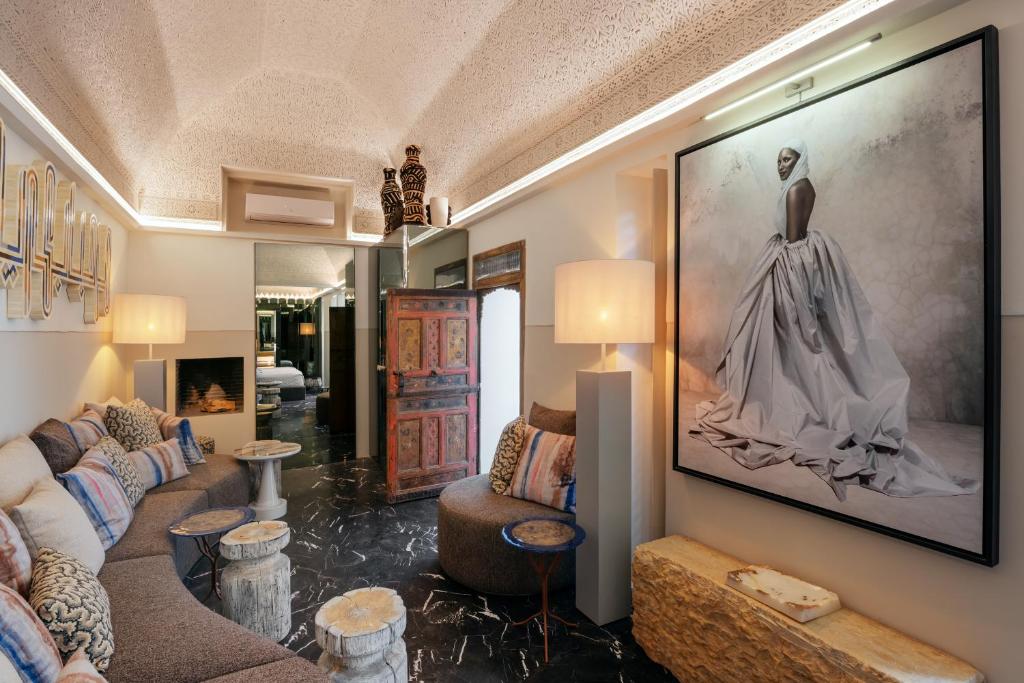 - un salon orné d'une grande peinture murale dans l'établissement Riad Due, à Marrakech