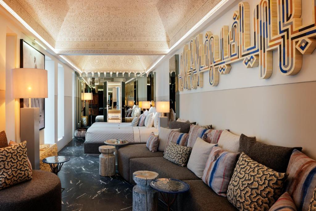 un salon avec un canapé et un lit dans l'établissement Riad Due, à Marrakech